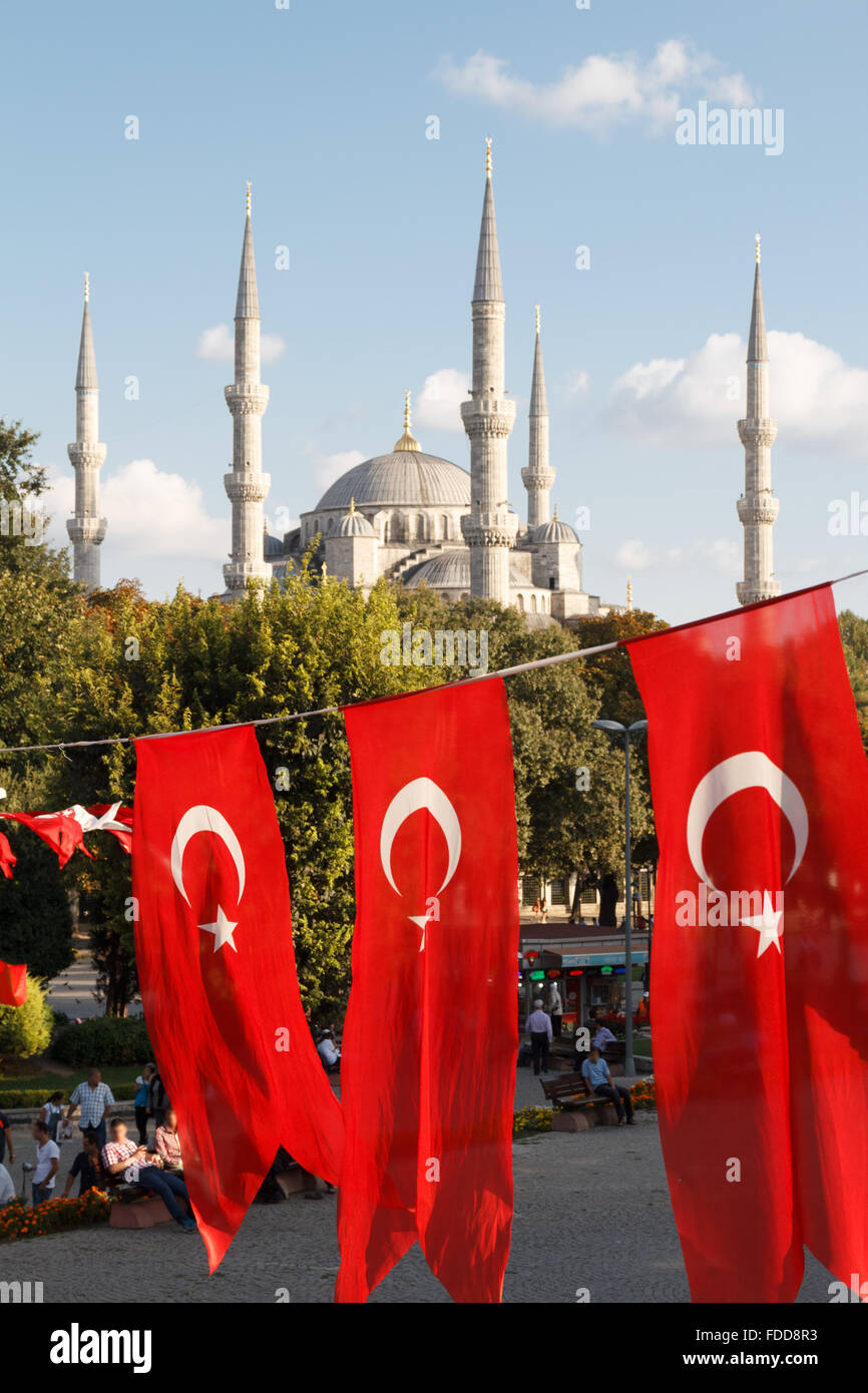 Blaue Moschee mit türkischen Fahnen Ansicht von M. Arkif Ersoy Sultanahment Park Istanbul Türkei Stockfoto