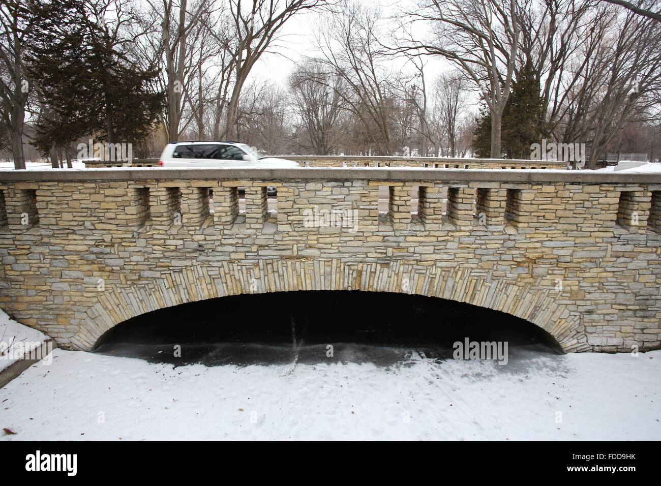Eine Brücke über einen eisigen Strom in Minneapolis, Minnesota. Stockfoto