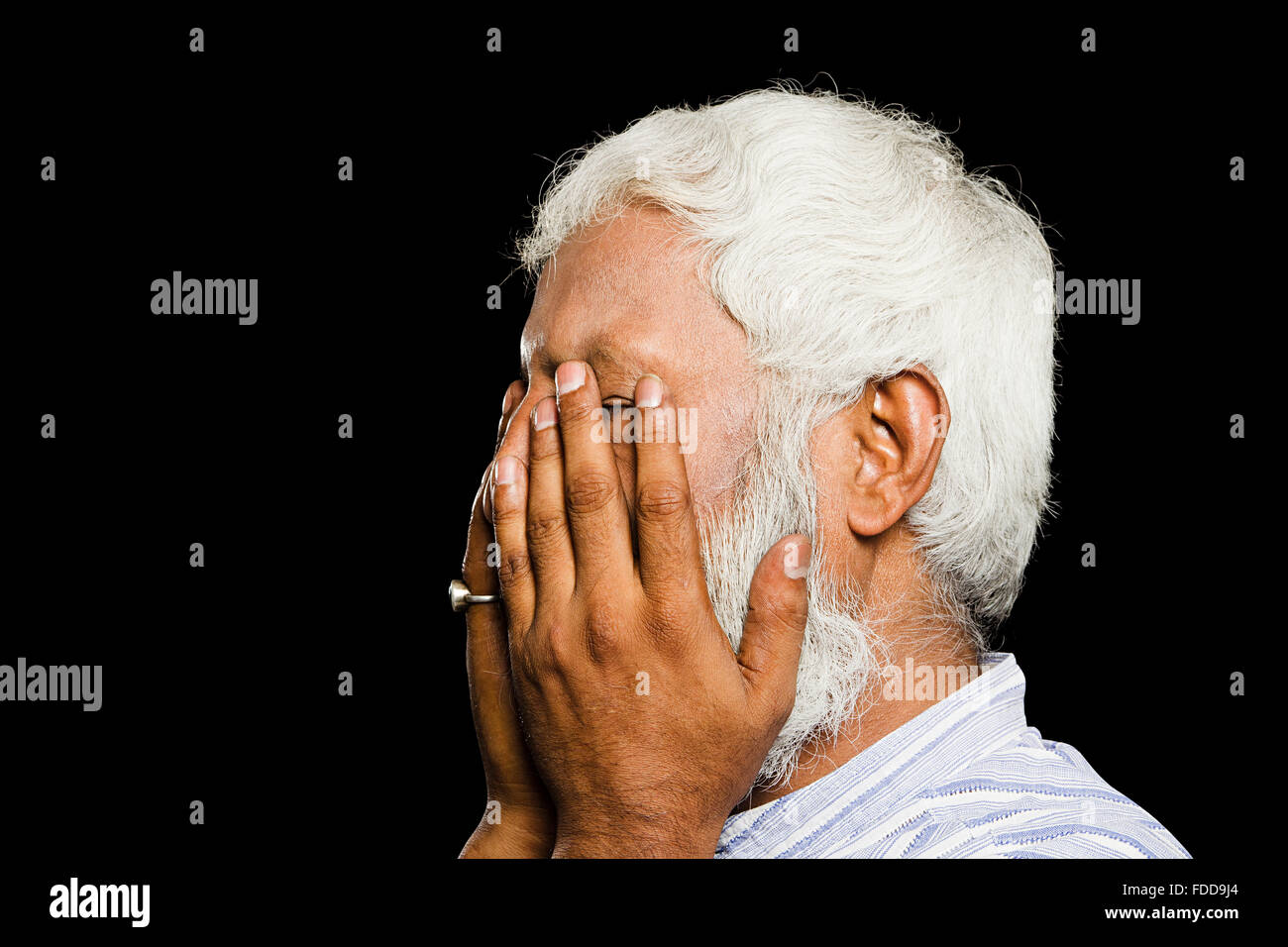 1 indische Senior erwachsenen Mann Stress gravierend hand für Augen Stockfoto