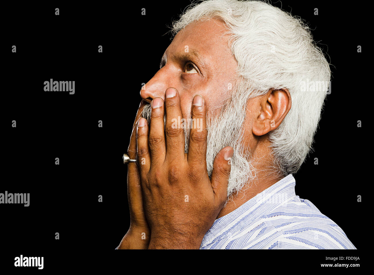 1 indische Senior erwachsenen Mann ernsthaft Stress denken Erinnerungen Stockfoto