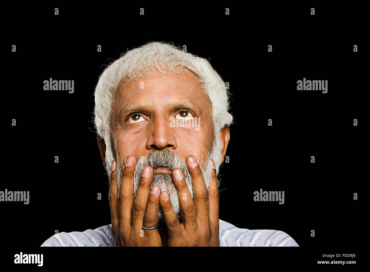 1 indische Senior erwachsenen Mann ernsthaft Stress denken Erinnerungen Stockfoto