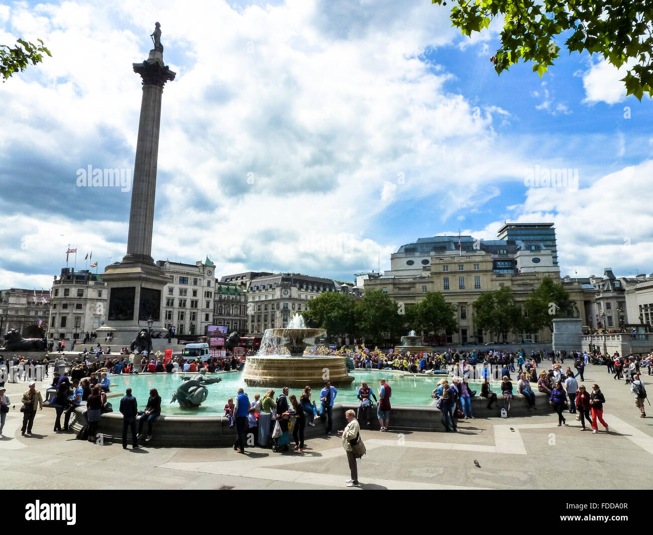 Trafalgar Square mit Nelson Monument in London Vereinigtes Königreich Stockfoto