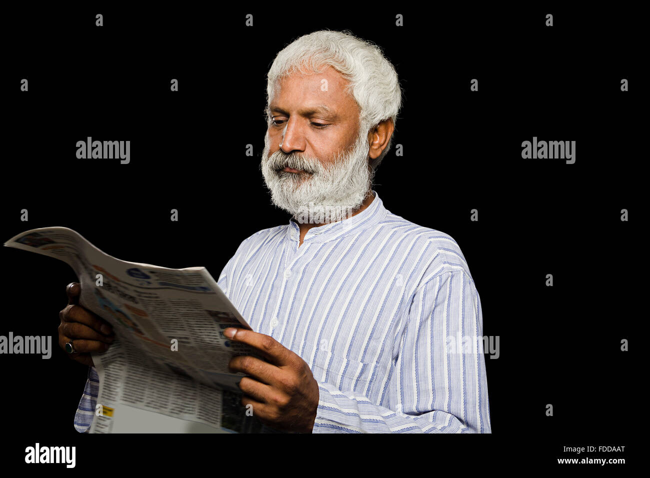 1 indische Senior erwachsenen Mann Zeitunglesen Stockfoto