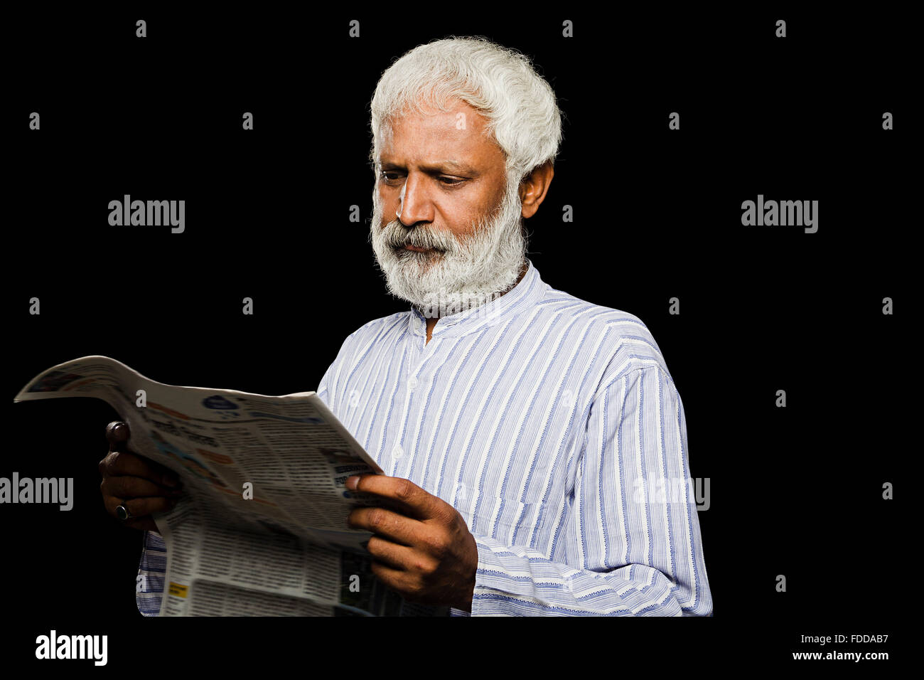 1 indische Senior erwachsenen Mann Zeitunglesen Stockfoto