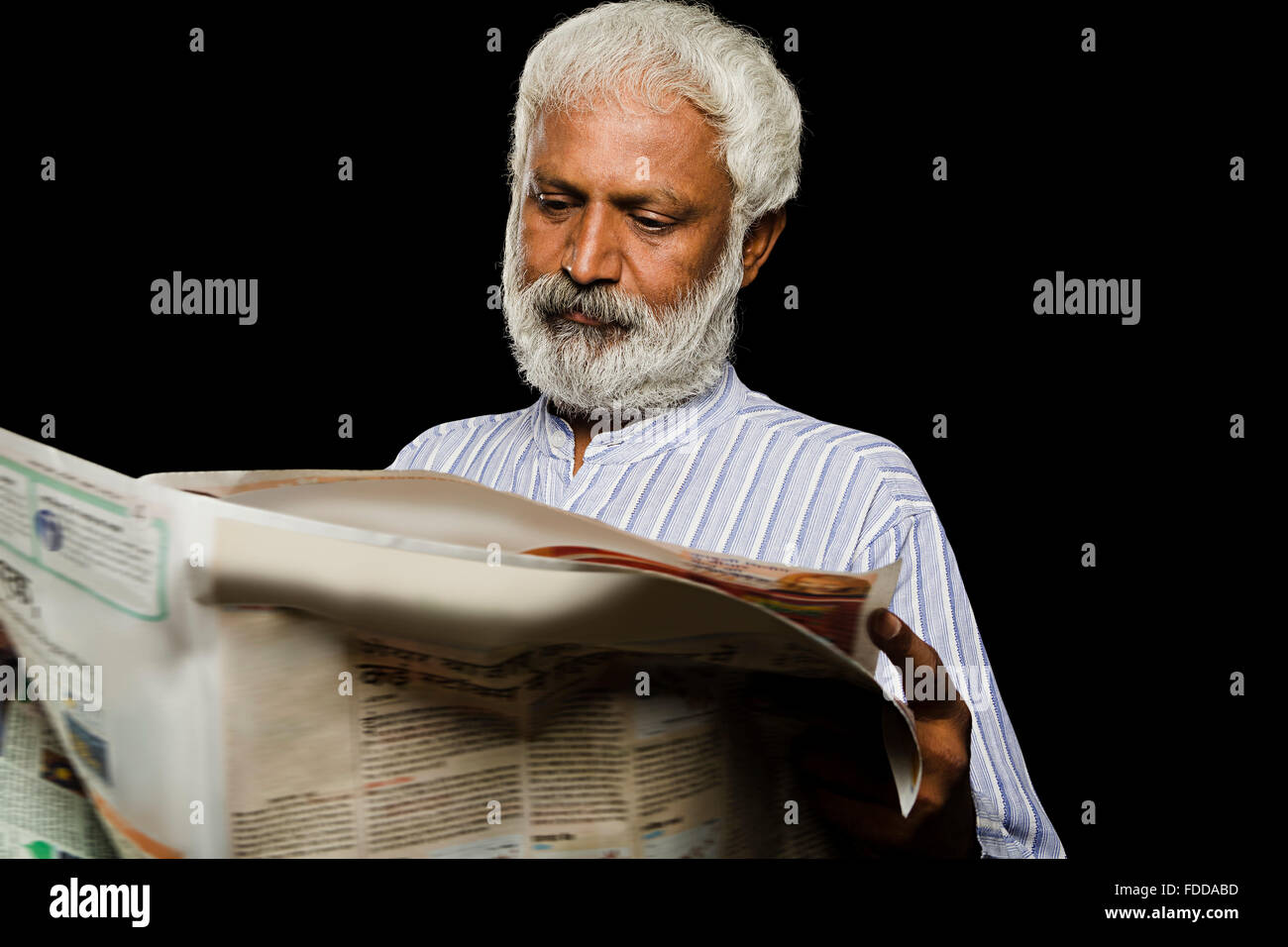 1 indische Senior erwachsenen Mann Zeitunglesen Stockfoto