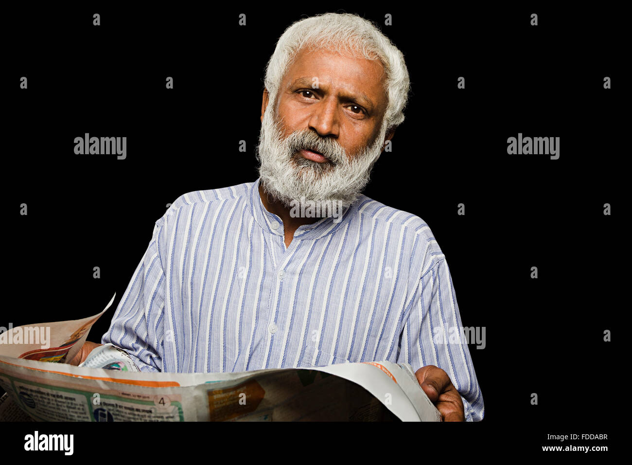 1 indische Senior erwachsenen Mann Zeitunglesen Stockfoto