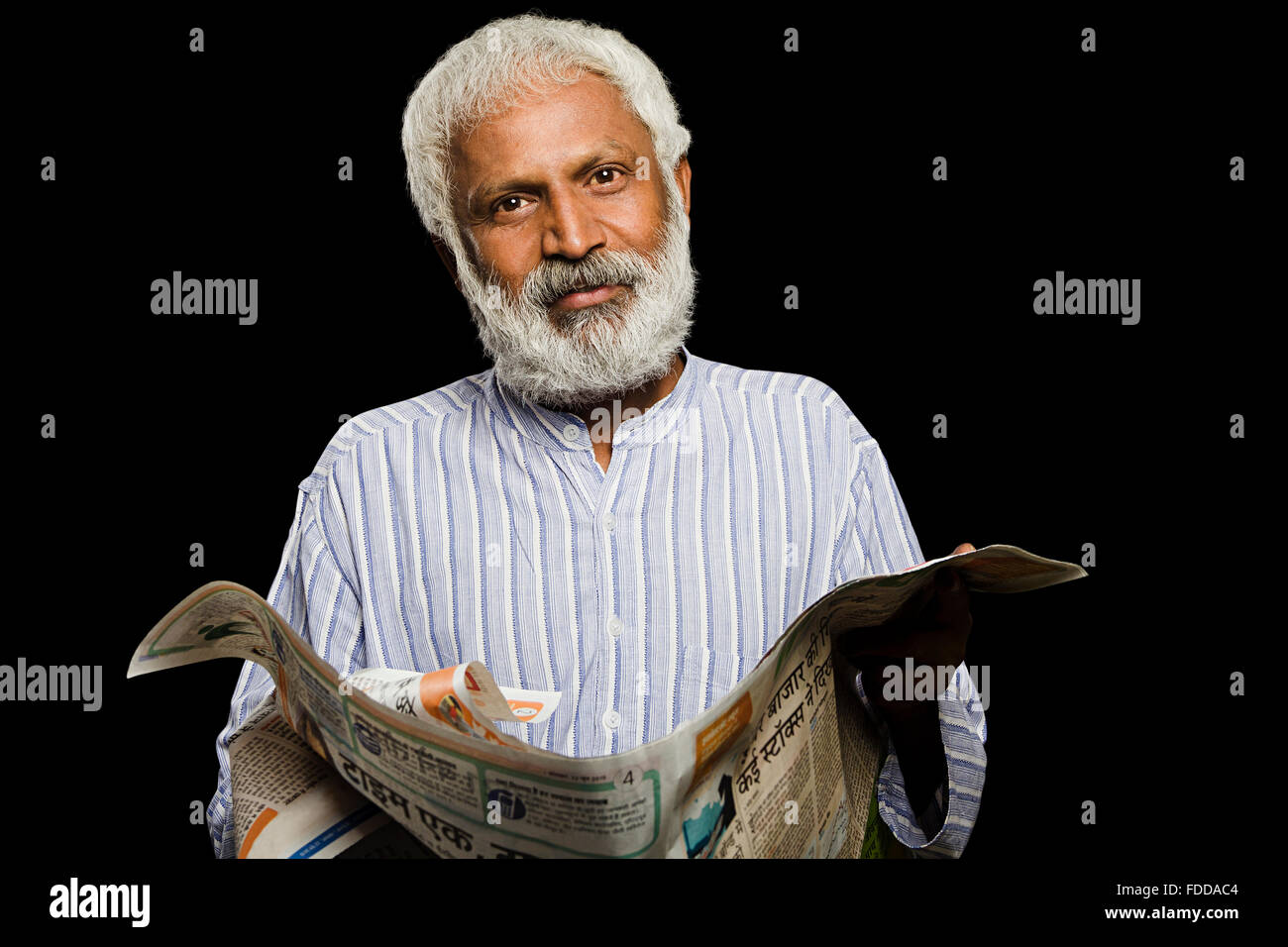 1 indische Senior erwachsenen Mann Zeitunglesen Stockfoto