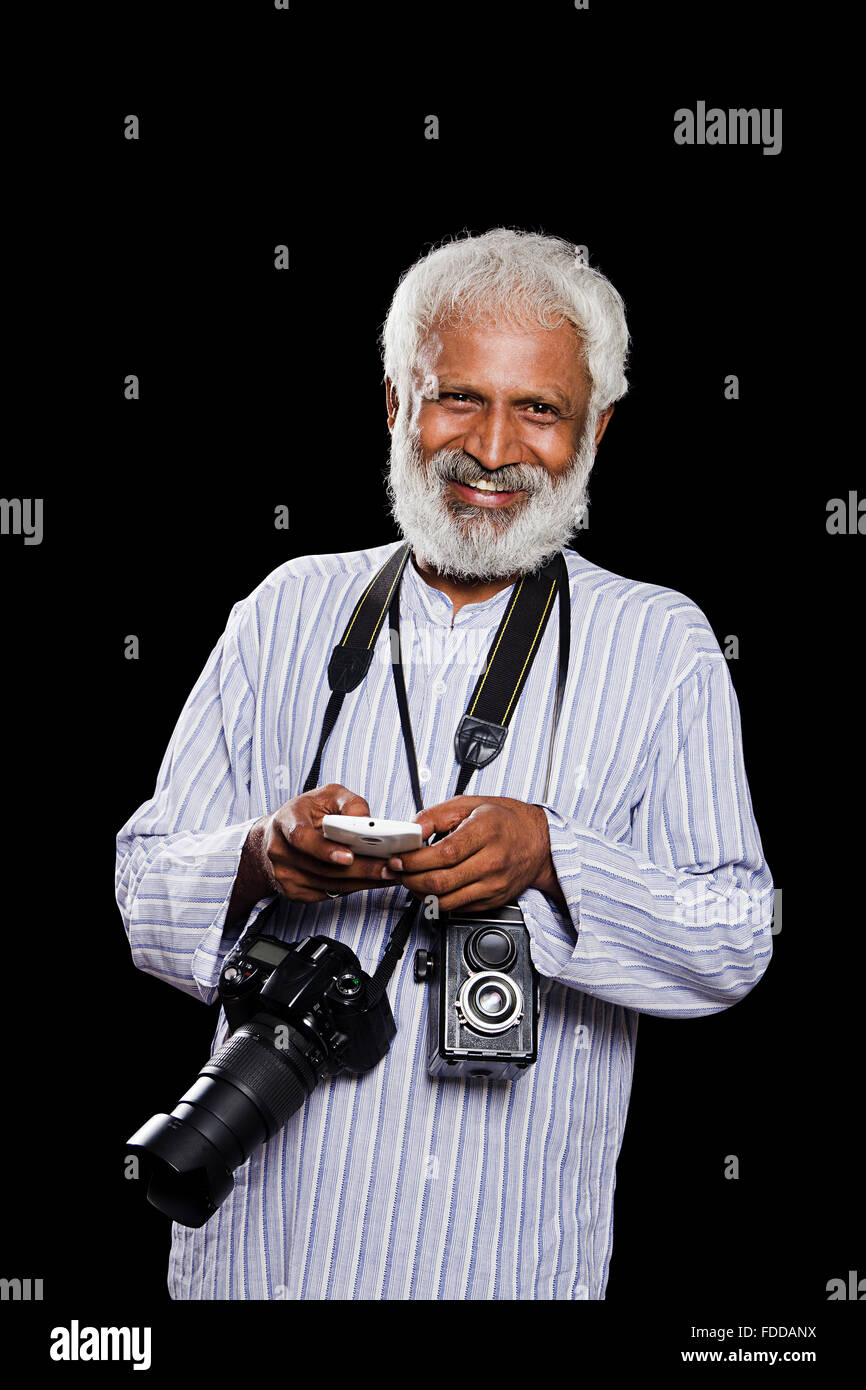 1 indische Senior Erwachsenen Kameramann Einwahl Handy Stockfoto