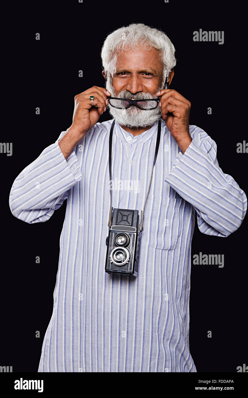 1 indische Senior Erwachsenen Kameramann stehend mit Brille Stockfoto