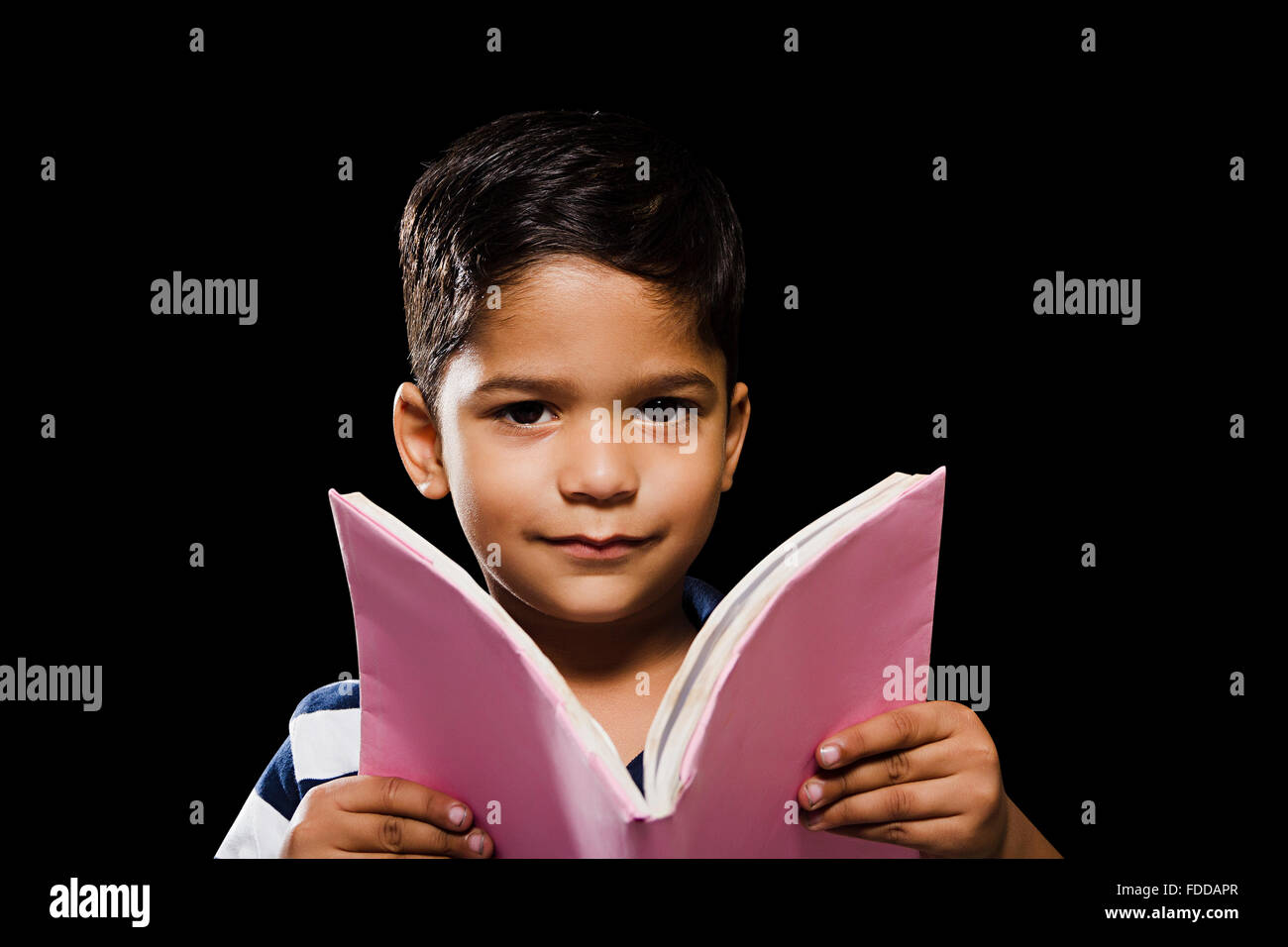 1 indische Kid Boy Student Lesebuch Stockfoto