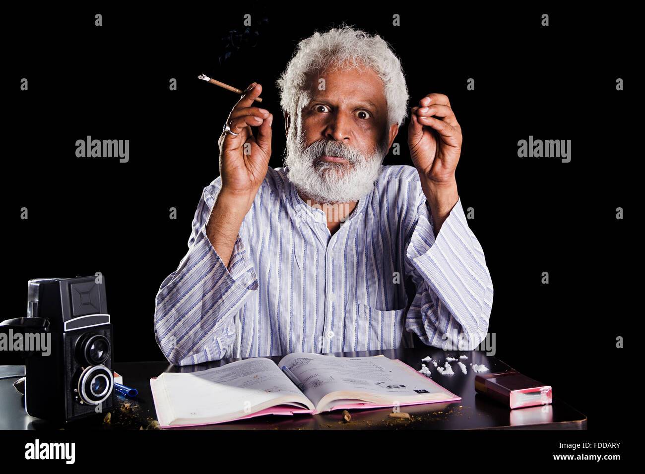 1 indische Senior erwachsenen Mann Journalist Buch schreibe Stress Drogensucht Missbrauch Zigarette rauchen Stockfoto