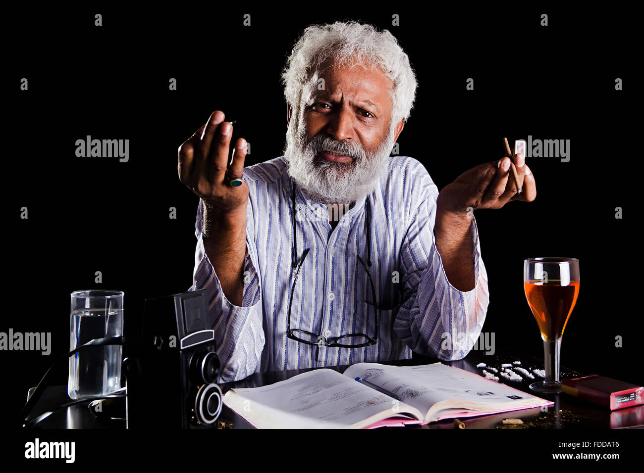 1 indische Senior erwachsenen Mann Journalist Buch schreibe Stress, Rauchen, Zigarette und Drogensucht Missbrauch Stockfoto