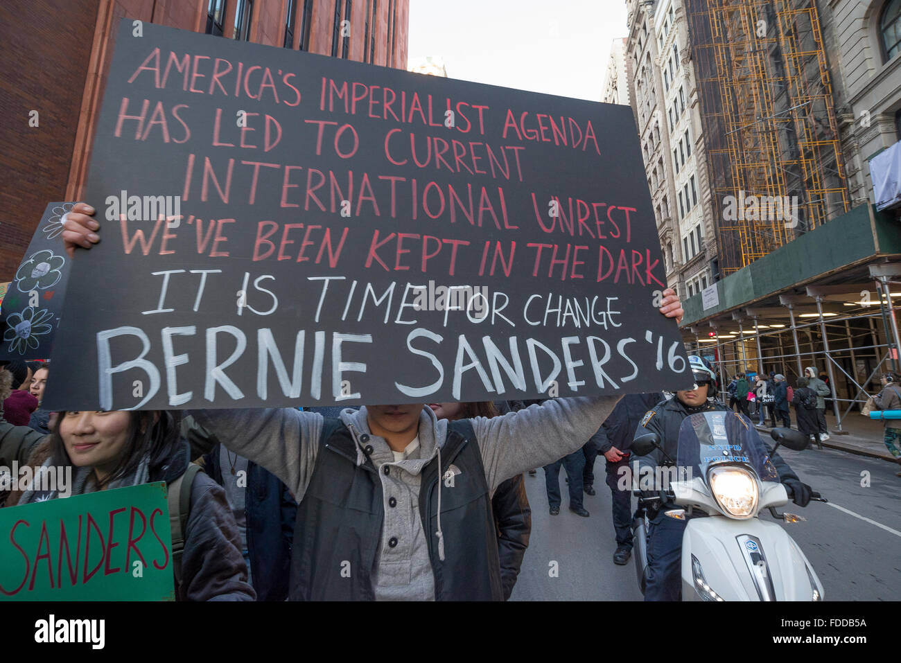 New York, USA. 30. Januar 2016. Demonstranten halten Schilder und singen zur Unterstützung von Bernie Sanders. Unterstützer der demokratische Präsidentschaftskandidat Bernie Sanders versammelten sich in Union Square Park in New York City und marschierten am Broadway zu Zuccotti Park in lower Manhattan. Bildnachweis: Albin Lohr-Jones/Pacific Press/Alamy Live-Nachrichten Stockfoto