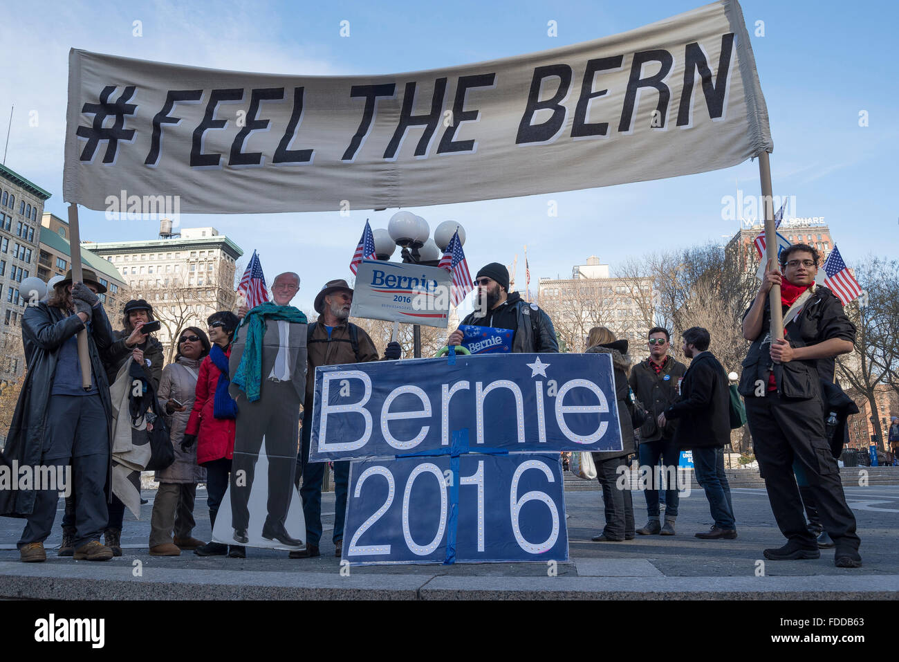 New York, USA. 30. Januar 2016. Demonstranten halten Schilder und singen zur Unterstützung von Bernie Sanders. Unterstützer der demokratische Präsidentschaftskandidat Bernie Sanders versammelten sich in Union Square Park in New York City und marschierten am Broadway zu Zuccotti Park in lower Manhattan. Bildnachweis: Albin Lohr-Jones/Pacific Press/Alamy Live-Nachrichten Stockfoto