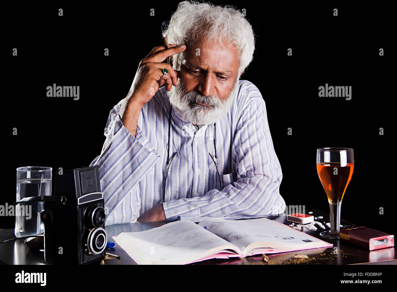 1 indische Senior erwachsenen Mann Journalist lesen Buch Stress Rauchen Zigarette Drogensucht Missbrauch Stockfoto