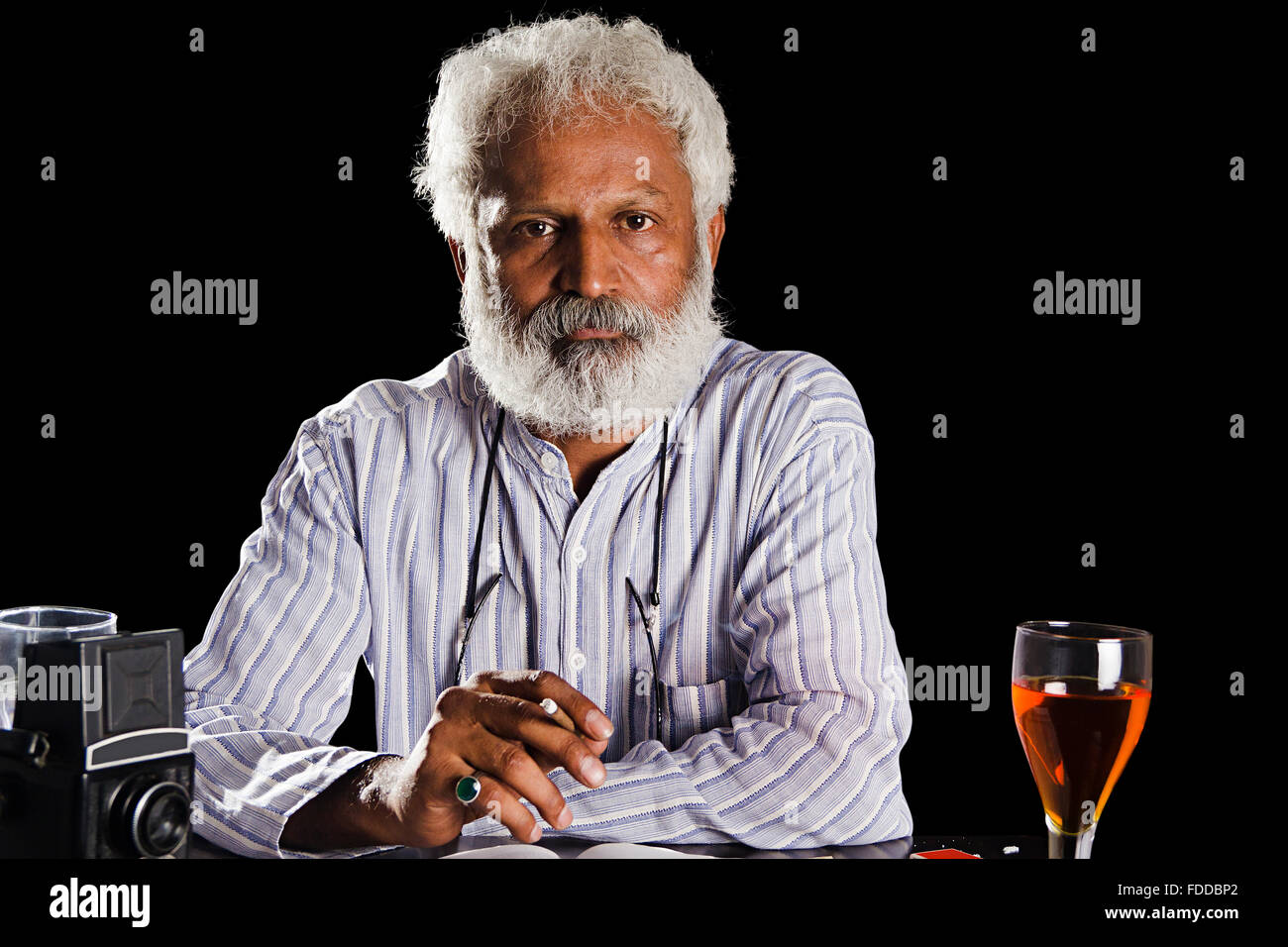 1 indische Senior erwachsenen Mann Journalist Stress Rauchen Zigarette Drogensucht Missbrauch Stockfoto