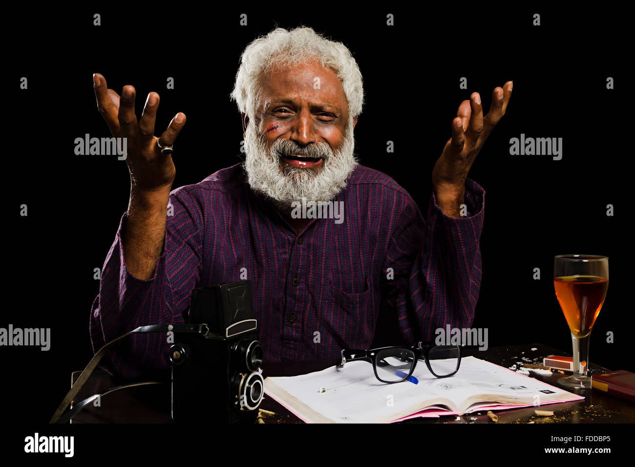 1 indische Senior erwachsenen Mann Journalist Buch schreiben weinende Verletzung Gesicht Missbrauch Drogensucht Stockfoto