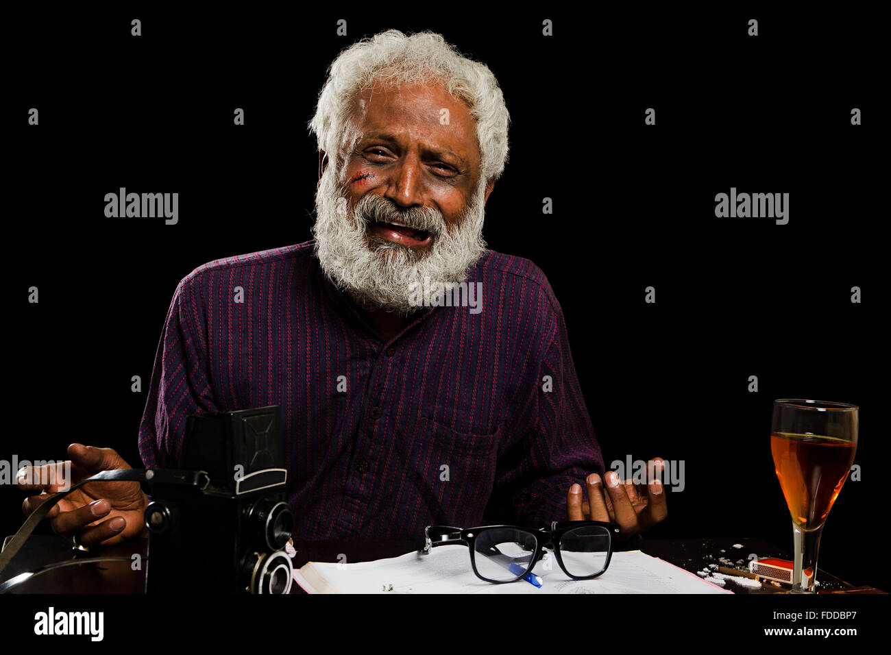 1 indische Senior erwachsenen Mann Journalist Buch schreiben weinende Verletzung Gesicht Missbrauch Drogensucht Stockfoto