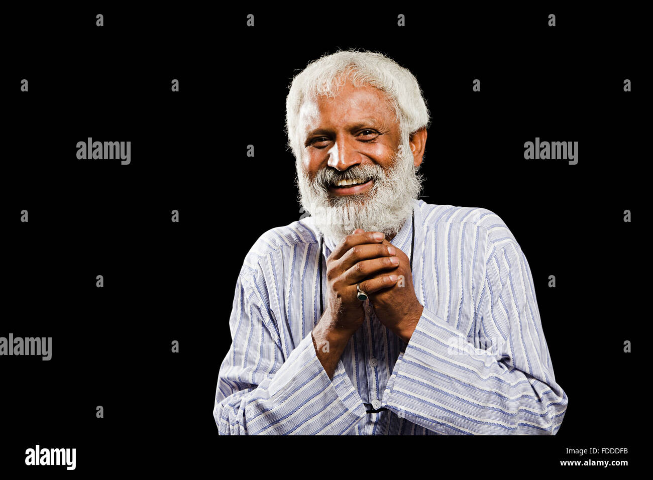 1 indische Senior erwachsener Mann Hand umklammert lächelnd Stockfoto