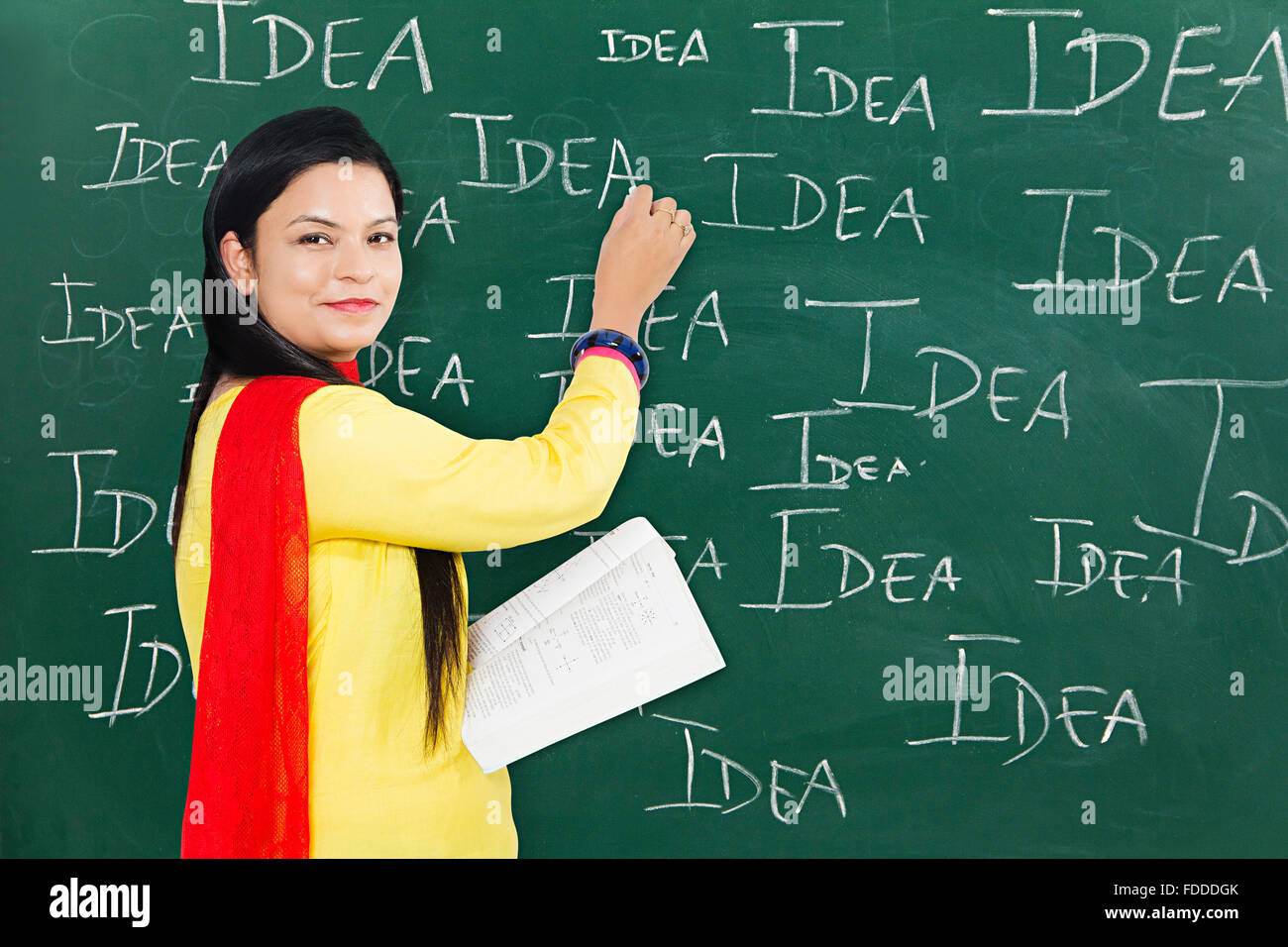 1 indische erwachsenen Frau Lehrer schreiben Blackboard Stockfoto