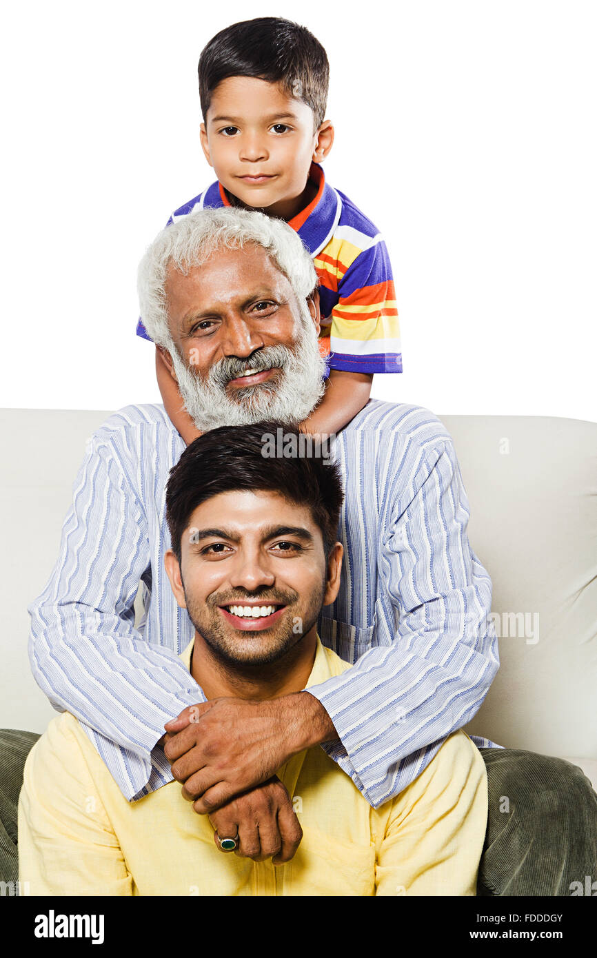 3 Menschen Großvater Sohn und Enkel sitzen Sofa Warteschlange genießen Stockfoto
