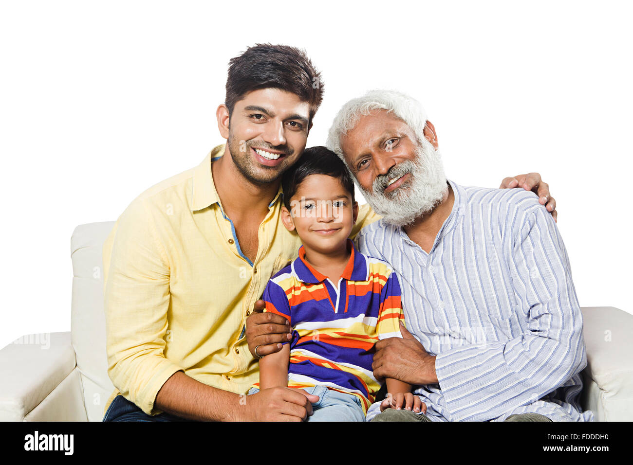3 Menschen Großvater Sohn und Enkel sitzen Sofa genießen Stockfoto