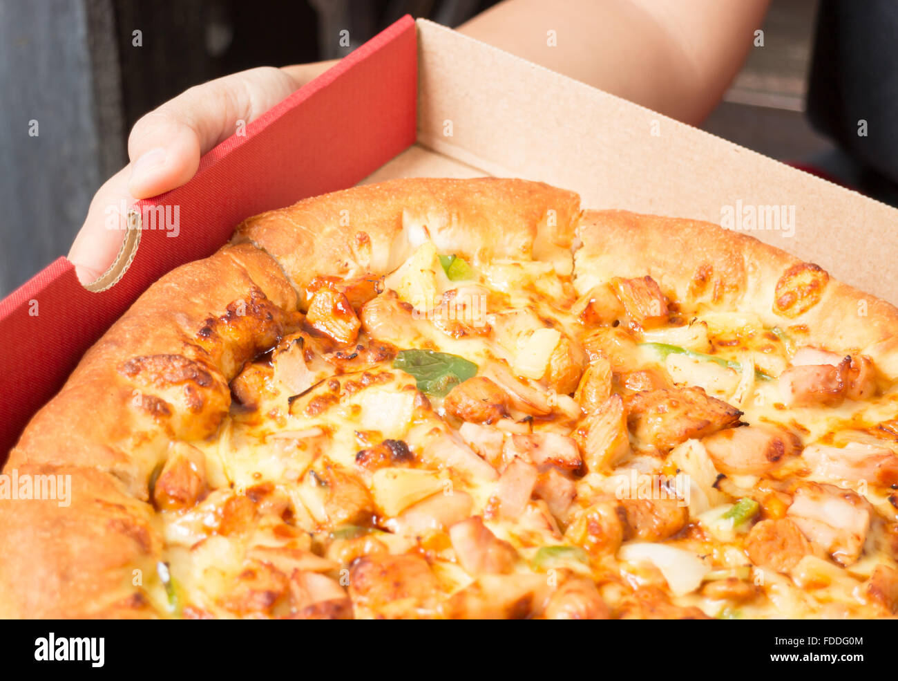 Hand auf extra Käse Pizzapfanne, Fotoarchiv Stockfoto