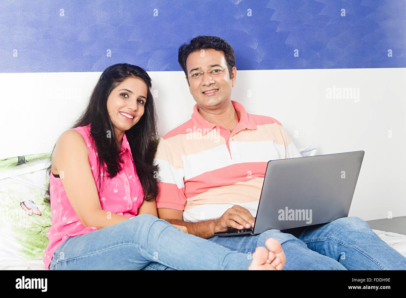 2 Personen Erwachsene Ehepaare Laptop arbeiten Stockfoto