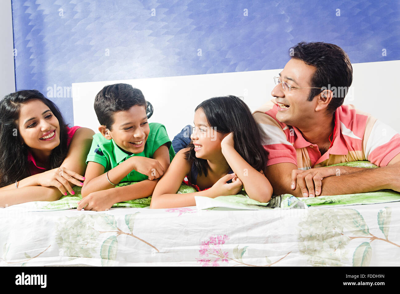 4 Personen Kind und Eltern Schlafzimmer Liegend Entspannung Stockfoto