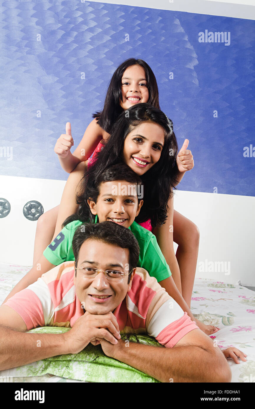 4 Personen Kind und Eltern Schlafzimmer Liegend Entspannung Stockfoto