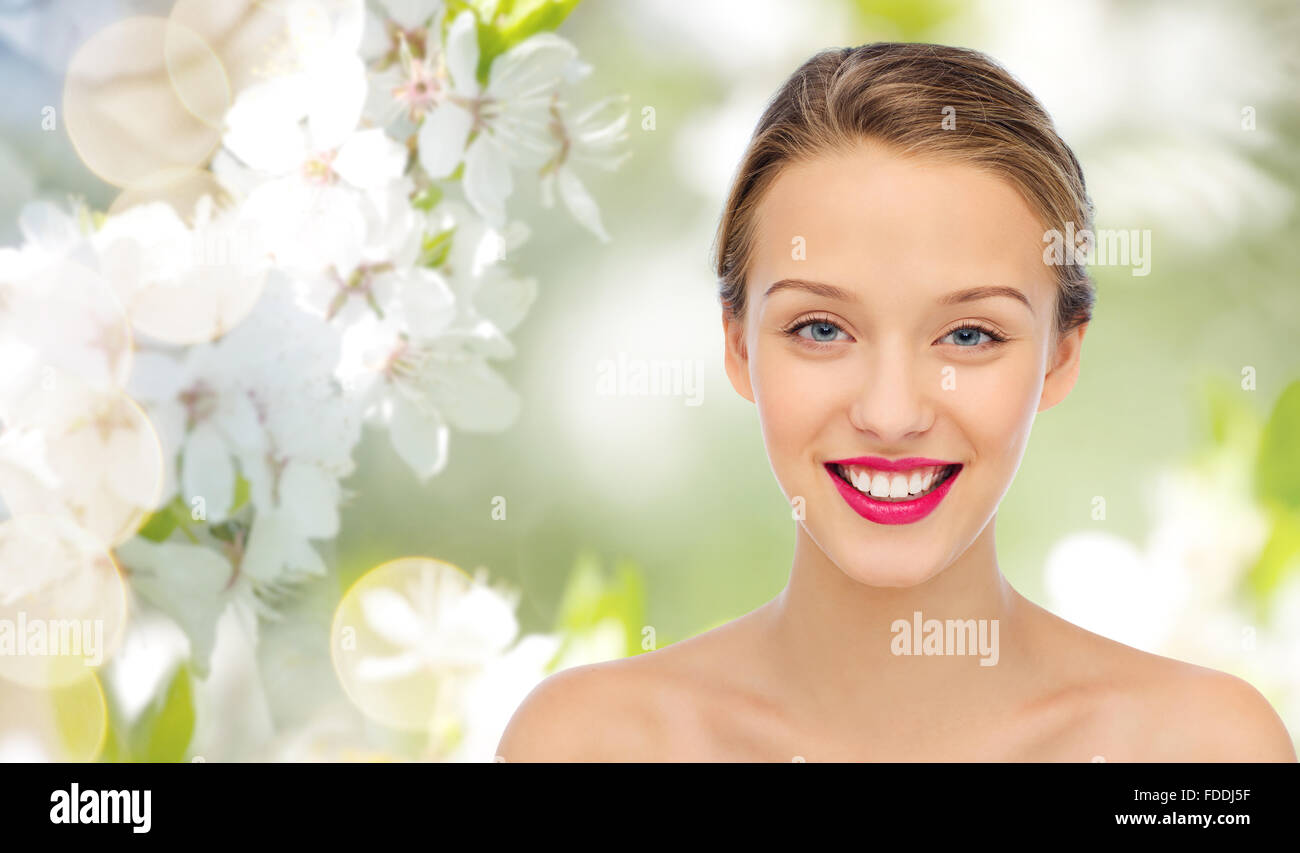 lächelnde junge Frau Gesicht und Schultern Stockfoto