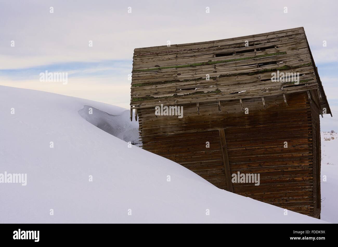 Alte hölzerne Struktur in eine Schneeverwehung. Stockfoto