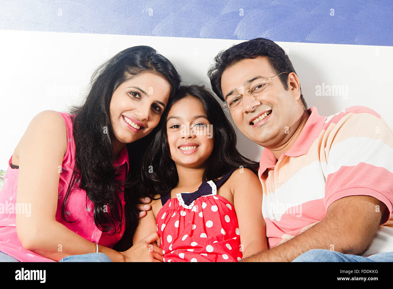 3 Personen Kind und Eltern Tochter Schlafzimmer sitzen Entspannung Stockfoto