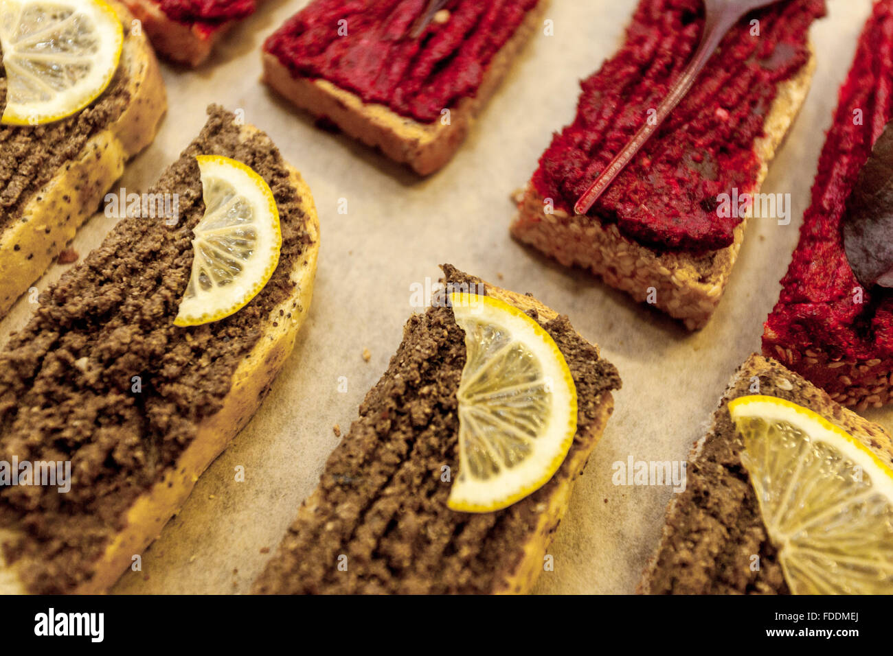 Sardinen und rote Beete Brot ausbreitet Stockfoto