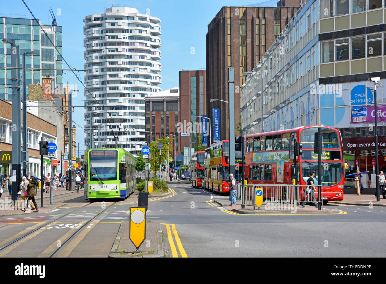 Croydon Stadtzentrum mit London-Doppeldecker-Bus & öffentliche Verkehrsmittel Straßenbahn & das Nr. 1 Croydon NLA Turm Wahrzeichen über England UK Stockfoto