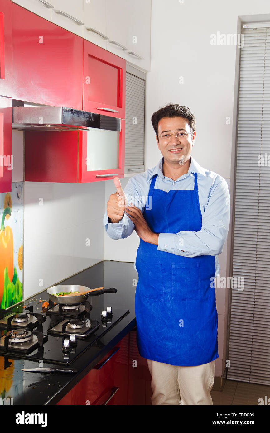 1 Erwachsener Mann Haus Mann Küche kochen Daumen nach oben zeigt Stockfoto