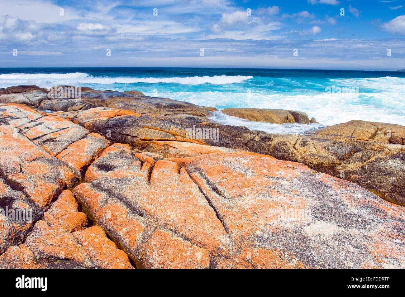 Bay of Fires, Ostküste Tasmaniens zeigt Felsen mit orangefarbenen Flechten Stockfoto