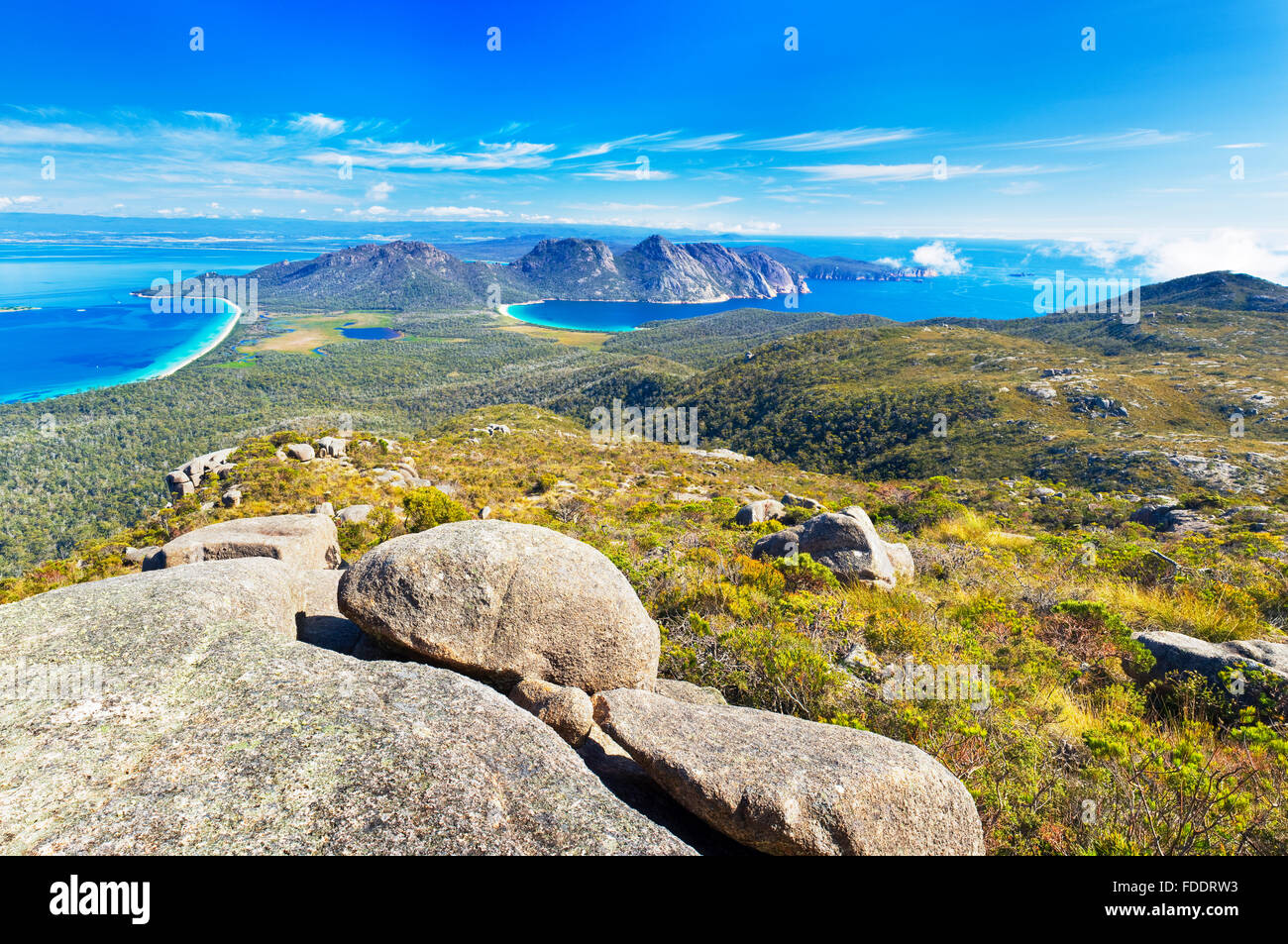 Freycinet Peninsula und Wineglass Bay in Tasmanien, gesehen von der Spitze des Mount Graham an einem klaren sonnigen Tag Stockfoto