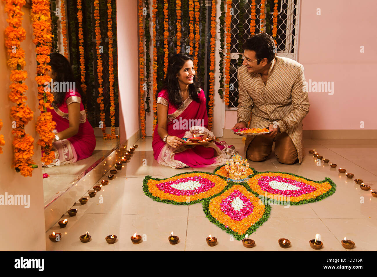 2 verheiratete Mann und Frau Diwali Festivals Home Rangoli Dekoration Stockfoto