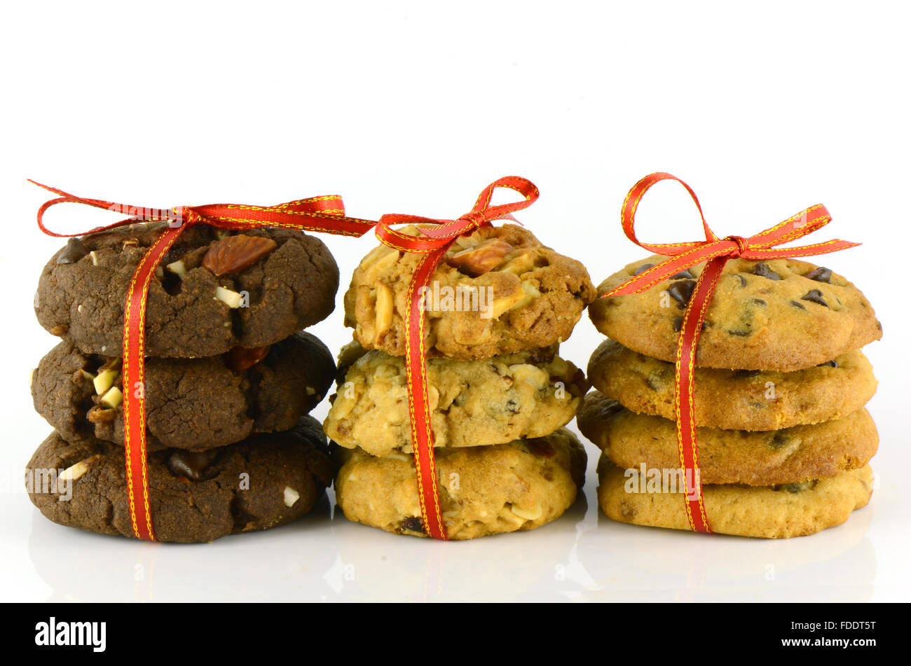 Cookies und roten Bändern, Isolated on White Background. Stockfoto