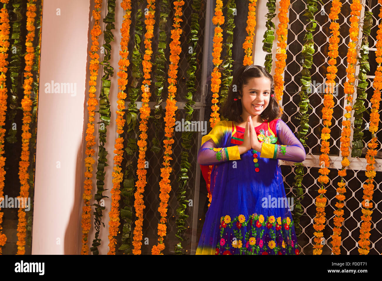 1 Kind Mädchen Diwali Festivals Home Standing Hand in Hand Willkommen Stockfoto