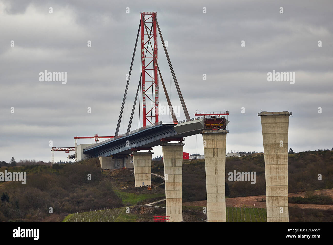 Zeltingen-Rachtig, Deutschland. 29. Januar 2016. Bauarbeiten sind im Gange auf der Hochmoselbruecke (hohe Moselbrücke), das größte Brückenbau Projekt in Europa, in der Nähe von Zeltingen-Rachtig, Deutschland, 29. Januar 2016. Foto: THOMAS FREY/DPA/Alamy Live-Nachrichten Stockfoto