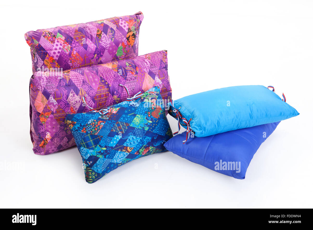 Kissen-Gruppe Objekte Studio unten fünf farbige bunte Wohnkomfort warmen Weichheit Schlaf Bett nahe isoliert Stockfoto
