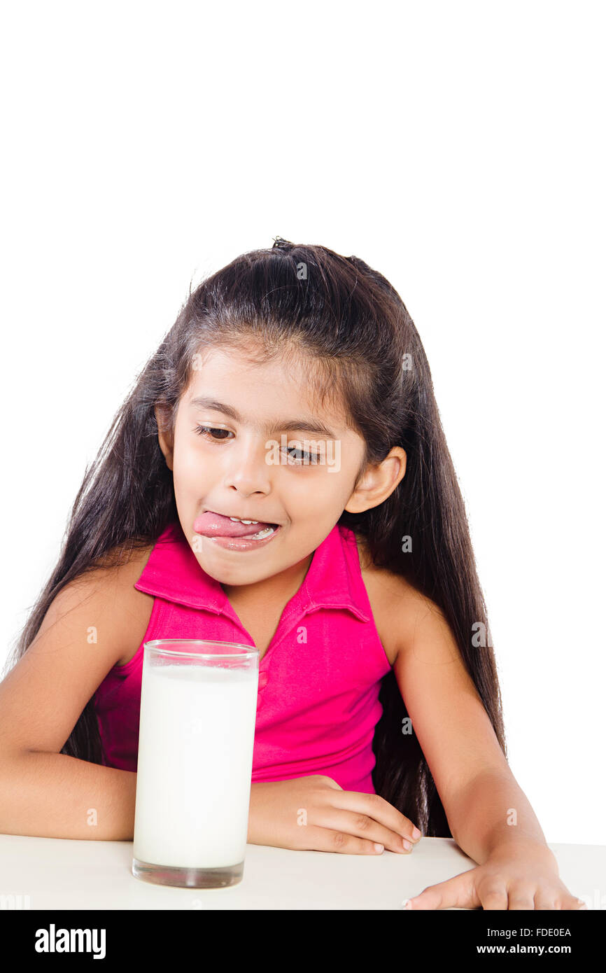 Nur 1 Person trinken Bewusstes trinken Mädchen Junge Milch sitzt lächelnd Versuchung Stockfoto