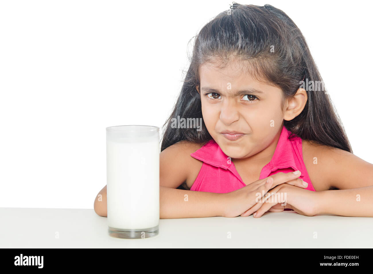 Nur 1 Person trinken bewusste Abneigung Mädchen Glas Gesundheit Kind Milch ernst Stockfoto