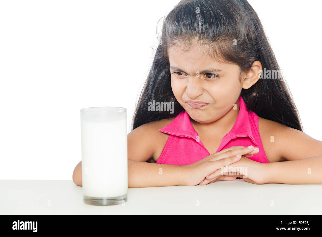 Nur 1 Person abneigung Abscheu Mädchen Glas Gesundheit Kind Milch Trauer ernst Stockfoto