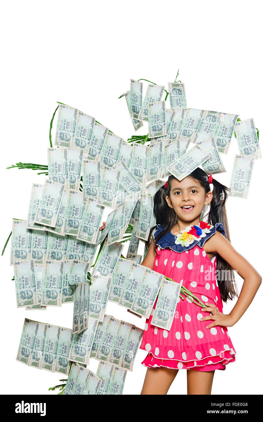 Nur 1 Person bizarre Mädchen Junge Geld Topfpflanze Rupien gespart lächelnd stehen Stockfoto