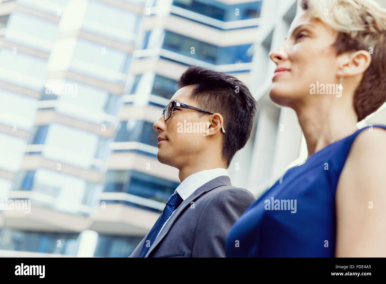 Businessteam Mitglieder stehen nebeneinander im Geschäftsviertel Stockfoto