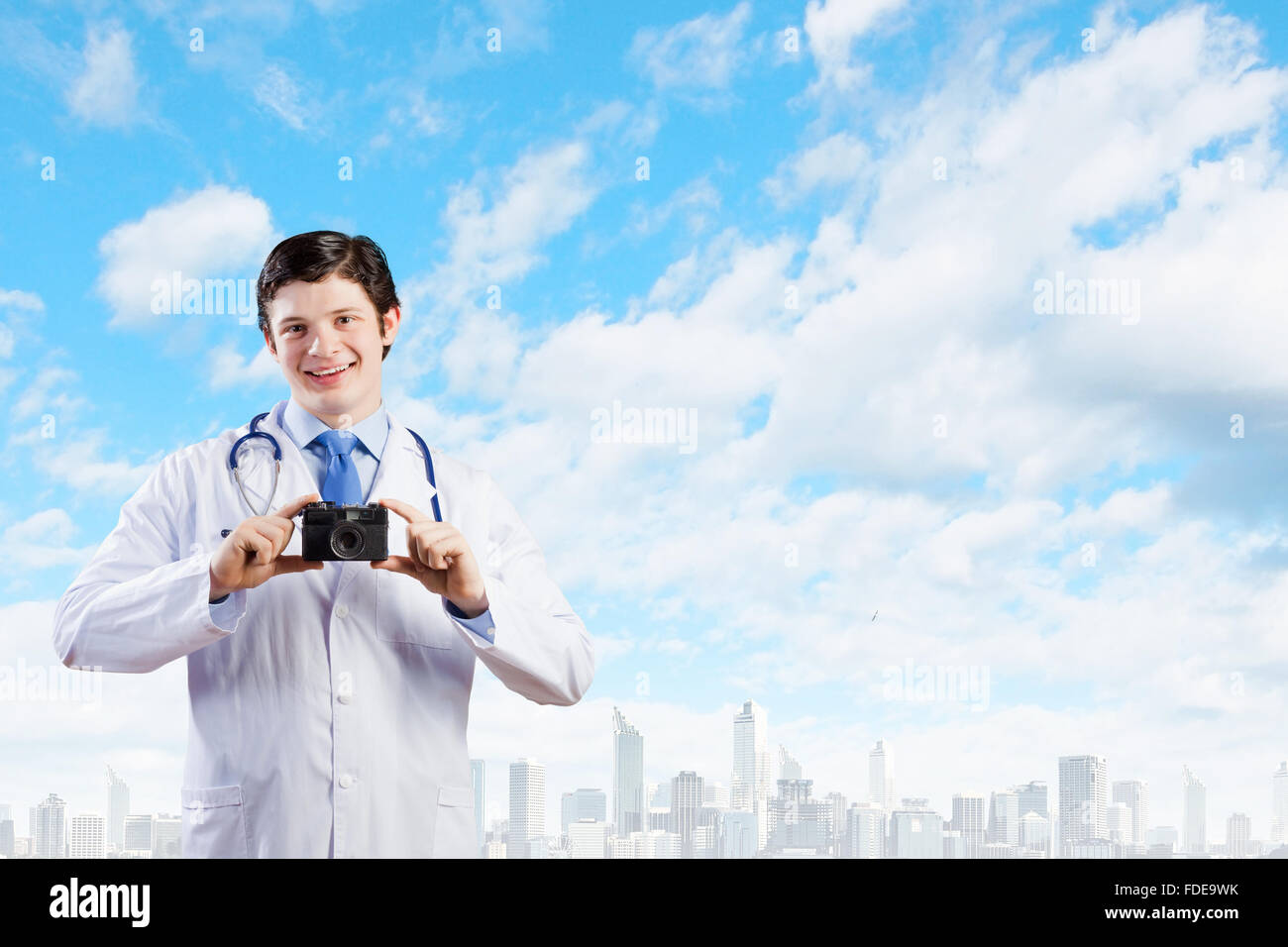 Junge lustige Arzt aufnehmen von Fotos mit der Handy-Kamera Stockfoto