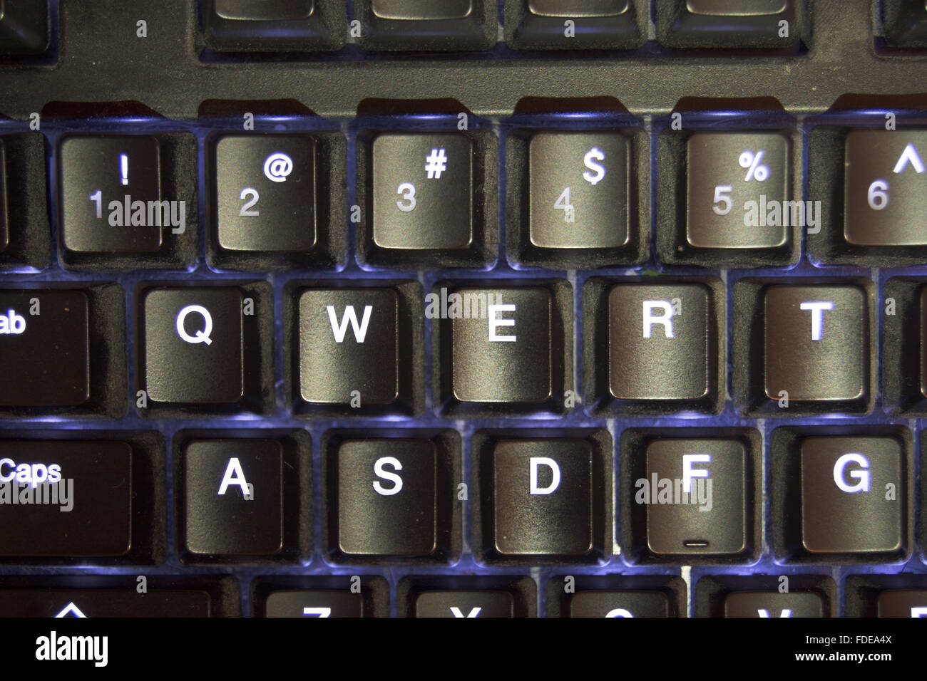 Eine schwarze, mechanische Tastatur mit Hintergrundbeleuchtung ASDF und WASD-Tasten und die Tasten sofort um sie herum. Stockfoto